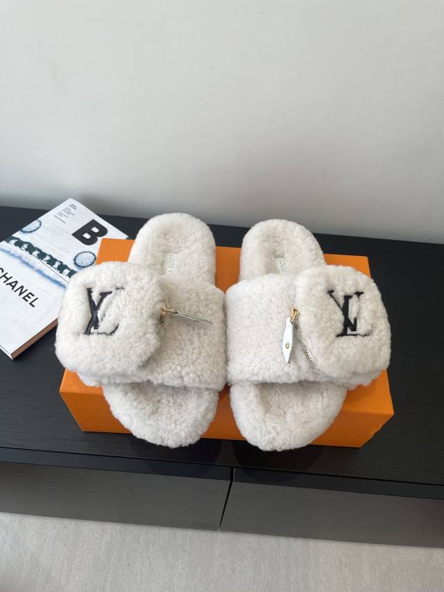 Louis Vuitton Ss 25New Arrival 25秋冬平底羊毛拖鞋 超舒适的毛拖 简约随性 时髦有范 慵懒又不乏高级感 最舒适的拖鞋没有之一 随
