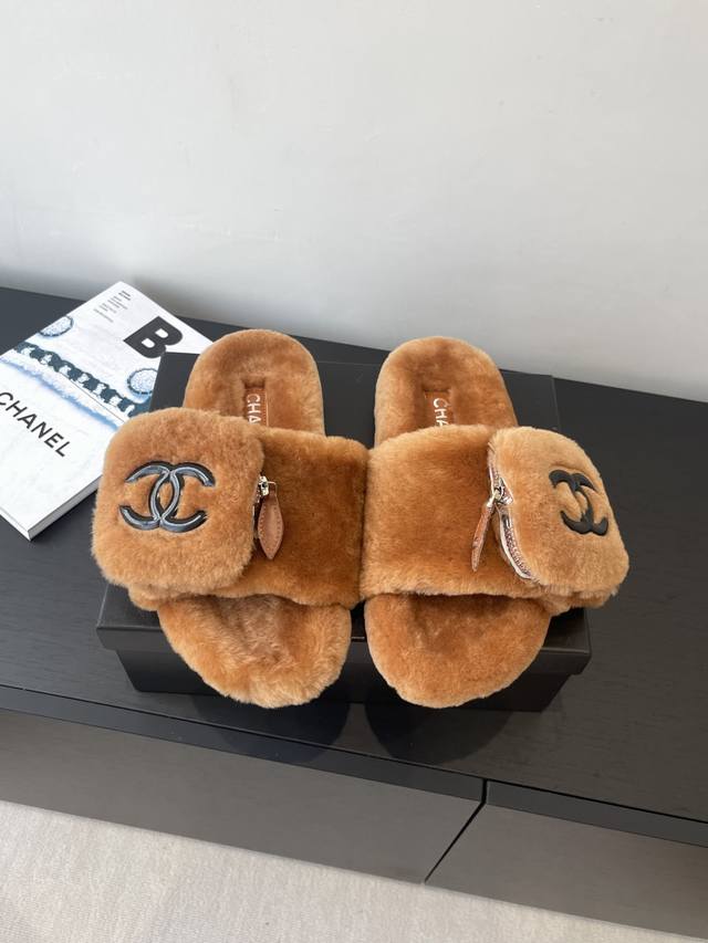 Chanel 香奈儿 经典四季双C毛毛拖鞋 这款毛拖真的是真太可爱了 柔软蓬松的毛毛 舒服暖脚 增高显腿长 秋冬搭配袜子休闲又慵懒 上脚真的好看又时髦美腻美爆了