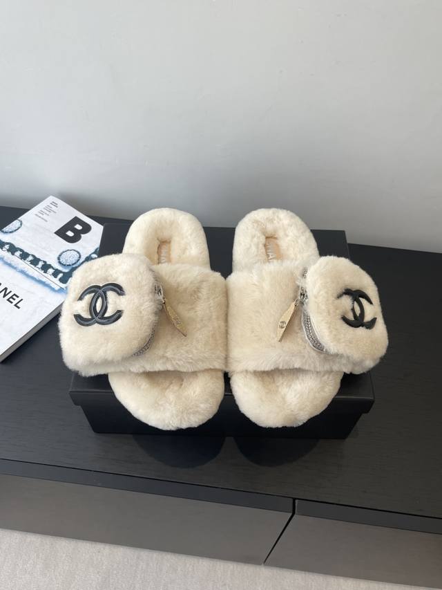 Chanel 香奈儿 经典四季双C毛毛拖鞋 这款毛拖真的是真太可爱了 柔软蓬松的毛毛 舒服暖脚 增高显腿长 秋冬搭配袜子休闲又慵懒 上脚真的好看又时髦美腻美爆了