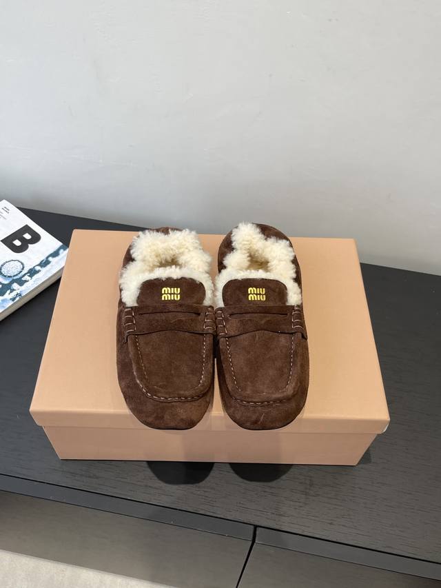 Miu Miu 缪缪 25Ss新款 方头一脚蹬 芭蕾舞鞋 乐福鞋 25新品缪缪秋冬款 懒人一脚蹬这一款也太美了吧，无敌搭配怎么穿都超级好看 鞋面 进口牛筋皮 内