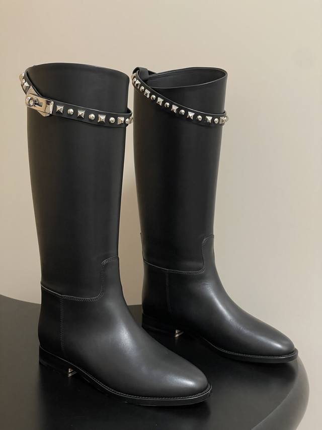 顶级品质 Hermes 爱马仕 H家Jumping系列经典款长靴Kelly扣骑士靴 铆钉直筒长靴 经典简约！靴子的设计风格通常以经典、简约为主，注重线条的流畅性