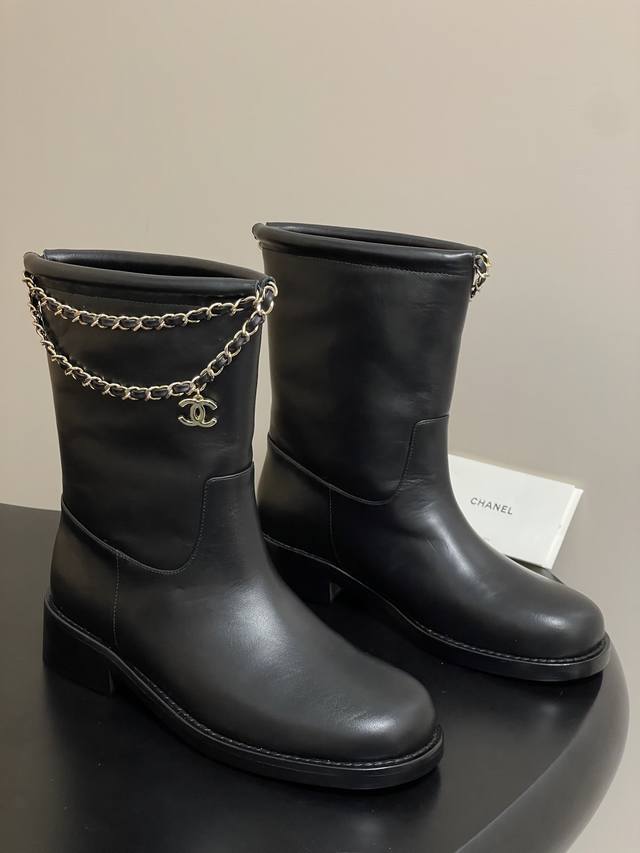 高版本 秋冬新款 Chanel小香25B新品四叶草双C扣链条靴子绒面短靴 标志性的双C元素与幸运的四叶草巧妙结合，链条的装饰为靴子增添了一份随性与不羁！ 在行走