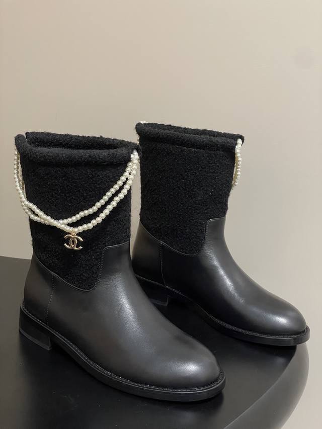 秋冬新款 Chanel小香25B新品四叶草双C扣链条靴子绒面短靴 标志性的双C元素与幸运的四叶草巧妙结合，链条的装饰为靴子增添了一份随性与不羁！ 在行走间 链条