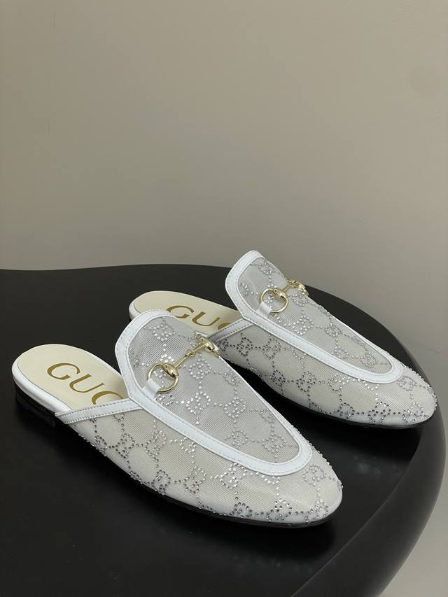 2025早秋新款Gucci 古驰Jordaan经典款系列最新版面网纱面烫钻穆勒鞋马衔扣平底半拖鞋 本系列尤为注重通过细节打造单品亮点，以蕾丝水晶和薄纱等富有女性
