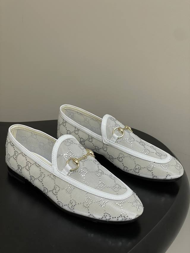 2025早秋新款Gucci 古驰Jordaan经典款系列最新版面网纱面烫钻乐福鞋马衔扣平底单鞋 本系列尤为注重通过细节打造单品亮点，以蕾丝水晶和薄纱等富有女性魅