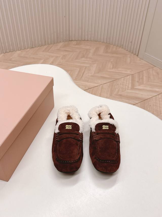 出 Miumiu 缪缪2025Ss秋冬走秀款一脚蹬驾车鞋加毛乐福鞋毛毛鞋 这款永不过时的反绒皮驾车鞋饰有Miu徽标，彰显别具一格的经典格调。 上脚非常舒服超级稳