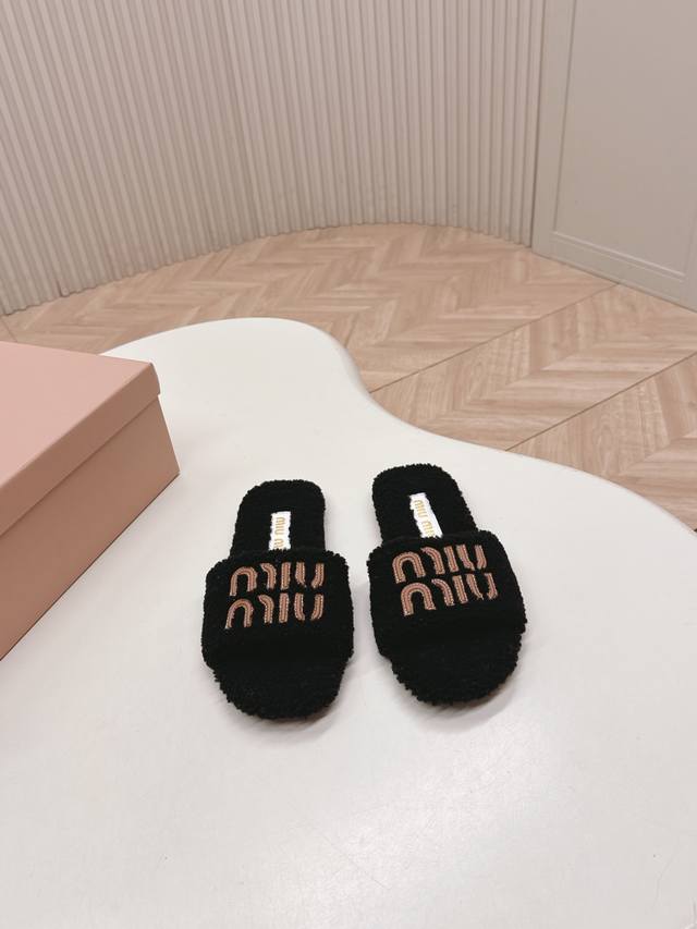 出 Miumiu 缪缪 2025Ss秋冬新款居家毛毛拖鞋 缪缪又让我重新爱了它一次！这季节美鞋太多这款毛毛拖真的是让我无法自拔真太酷太百搭了～ 上脚超级无敌好看