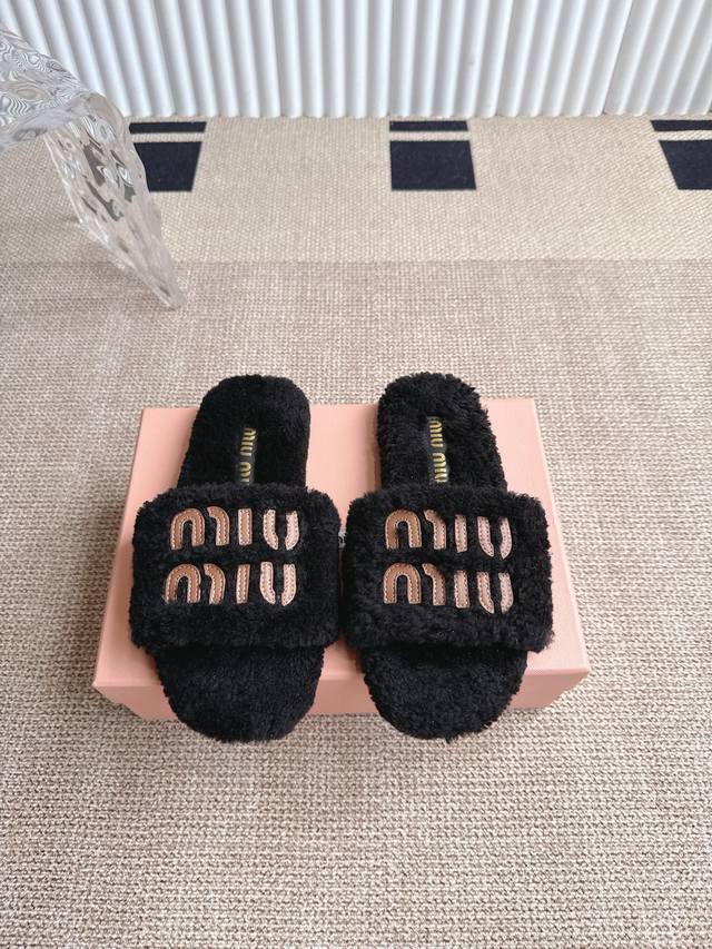 Miu Miu 缪缪秋冬新款毛拖 百搭时髦单品！不管居家还是外穿都是品味的象征性！秋冬搭配袜子 那更是太绝太绝了 进口澳洲真羊毛，手感细腻柔软丝滑 大底是成型防