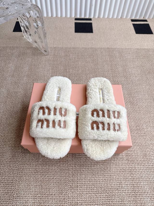 Miu Miu 缪缪秋冬新款毛拖 百搭时髦单品！不管居家还是外穿都是品味的象征性！秋冬搭配袜子 那更是太绝太绝了 进口澳洲真羊毛，手感细腻柔软丝滑 大底是成型防