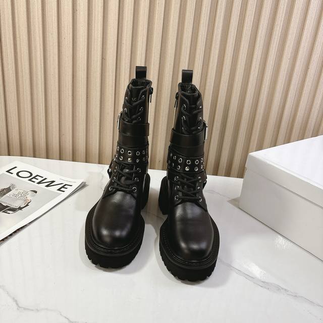 Balenciaga 万众瞩目的毒液靴出货啦 From Balenciaga 2025 Fall 系列 Venom Boots从机车靴汲取灵感，以独特绑带设计为