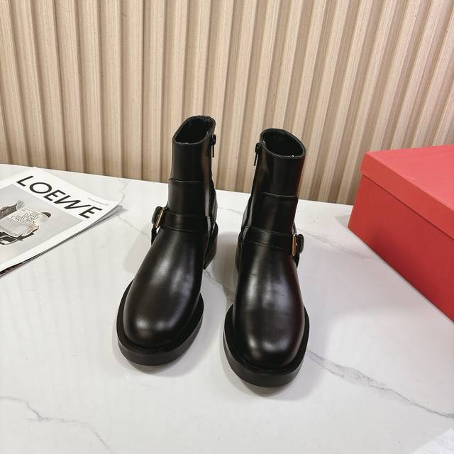 2670Valentino.华伦天奴专柜最新系列V家火铆爆钉金属元素短靴. 上脚大气奢华艳丽. 细节完美. 精致耐看. 可任意配搭春夏秋冬美丽服饰. 面料:原版
