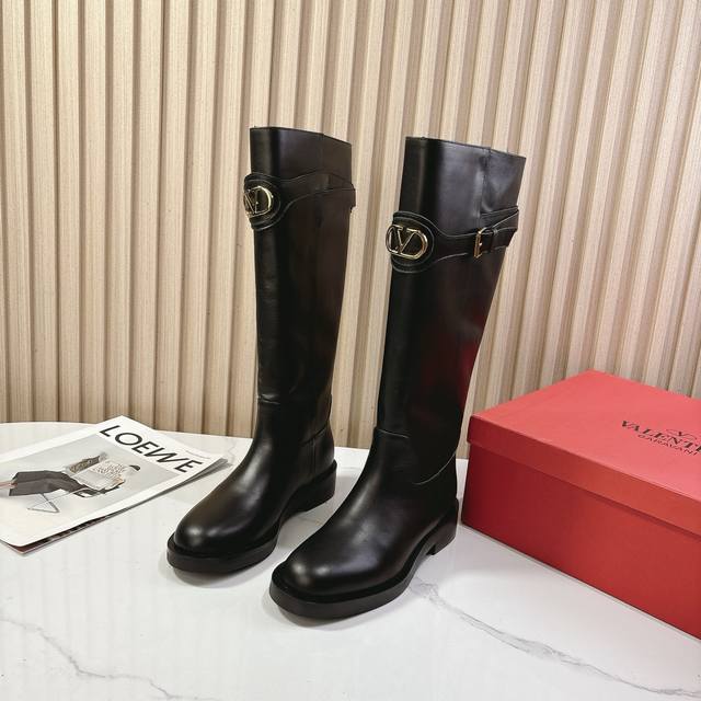 2670Valentino.华伦天奴专柜最新系列V家火铆爆钉金属元素短靴. 上脚大气奢华艳丽. 细节完美. 精致耐看. 可任意配搭春夏秋冬美丽服饰. 面料:原版