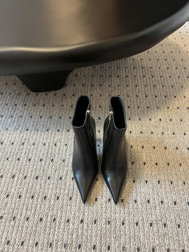 Balenciaga 尖头拉链长靴 想成为巴黎世家的女人 好飒啊 这双靴子的版型太牛了 像刀一样刻在我心里 极致得像个模型 没想到穿上腿马上瘦了一圈 夏天配裙子