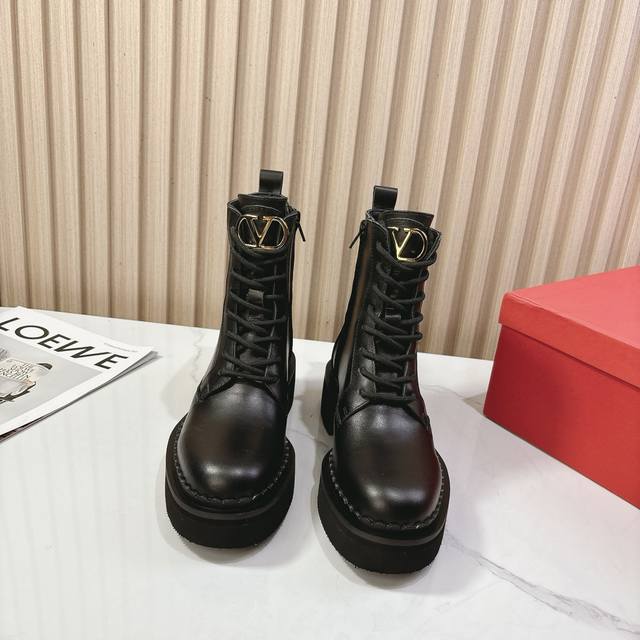 2670Valentino.华伦天奴专柜最新系列V家火铆爆钉金属元素短靴. 上脚大气奢华艳丽. 细节完美. 精致耐看. 可任意配搭春夏秋冬美丽服饰. 面料:原版