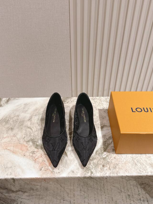225 驴家早春新品 New Arrival～Lv春夏尖头网面烫钻鞋，也太出彩了！时尚性感舒适，拉满了夏日美鞋能给的满分情绪价值.鞋的造型也很乖巧好看呀！ 鞋面