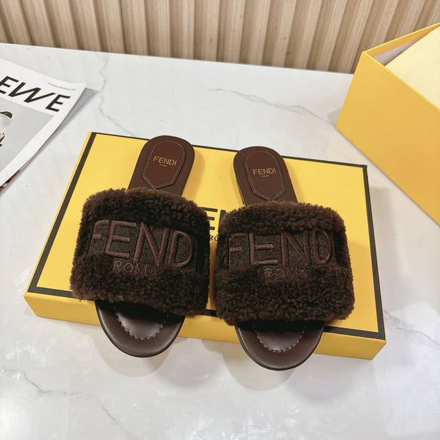 Fendi秀场主推毛拖来啦！桌脚设计灵感源自当季秀场款，高级感拉满～ 脚感软糯到不想脱！原版开模大底，细节控狂喜～百搭经典款，时髦精闭眼冲！ 颜色：白色 黑色