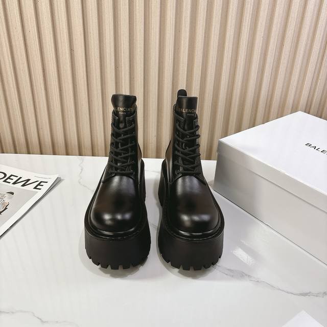 Balenciag*巴黎世家25 秋冬 厚底短靴25人手一对也不为过 重工之做 看实物说话。 鞋面：定制进口牛皮 内里：定制进口小牛内里 鞋底：定制大底 靴筒高