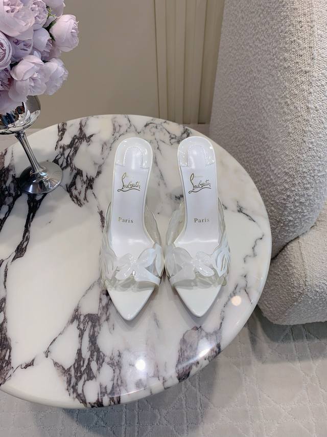拖鞋 单鞋 Christian Loubouti* 新款镂空雕花高跟鞋 流畅的曲线勾勒曼妙风情 尽显性感风姿 万年经典款 鞋面小牛皮 内里垫脚羊皮 原版进口Ar