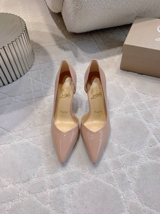 Christian Loubouti* 新款V口侧空高跟鞋 流畅的曲线勾勒曼妙风情 尽显性感风姿 万年经典款 鞋面小牛皮 真丝 内里垫脚羊皮 原版进口Ar1顶级