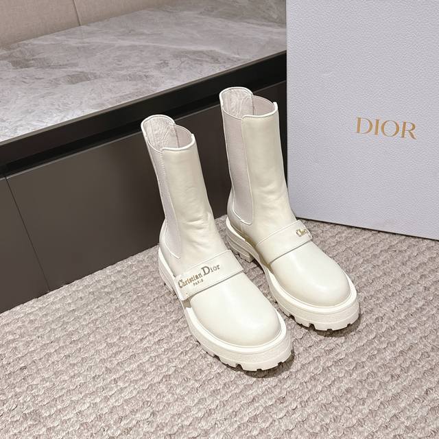 代购级短靴 Dior 迪奥 25Ss 新款秋冬英伦风布洛克厚底马丁靴！ 楦型百搭瘦脚Yyds.造型立体饱满，帅气十足 上脚舒适 一款非常复古风、气场十足单品！