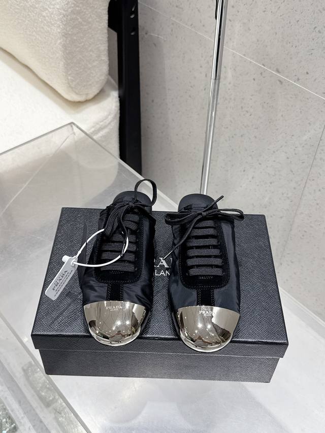 代购级 拖鞋 单鞋 Prada 普拉达新款金属鞋头包头半拖 德训鞋 鞋面麂皮有肌理感，内里羊皮包裹，软软糯糯的 鞋垫加厚小羊皮，踩上去无比舒适，有支撑感，又包裹