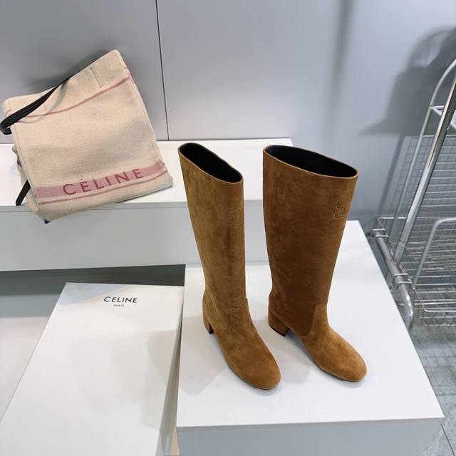 高品质出厂长靴 ！顶级品质Celine 赛琳25Ss秋冬新品凯旋门复古简易漆皮粗跟短靴长靴直筒骑士靴！ 这一季好看的款式真的是很多 比如这款军靴就很机车风 简易