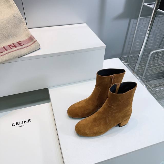 高品质出厂短 ！顶级品质Celine 赛琳25Ss秋冬新品凯旋门复古简易漆皮粗跟短靴长靴直筒骑士靴！ 这一季好看的款式真的是很多 比如这款军靴就很机车风 简易一