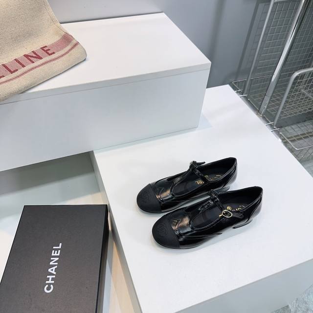 高品质出厂 ！顶级品质Chanel香奈儿25秋冬新品小香一字扣带玛丽珍平跟单鞋！ 简约大方的外观，使其在城市街头也能轻松搭配各种服饰，展现您的独特品味。优雅气质
