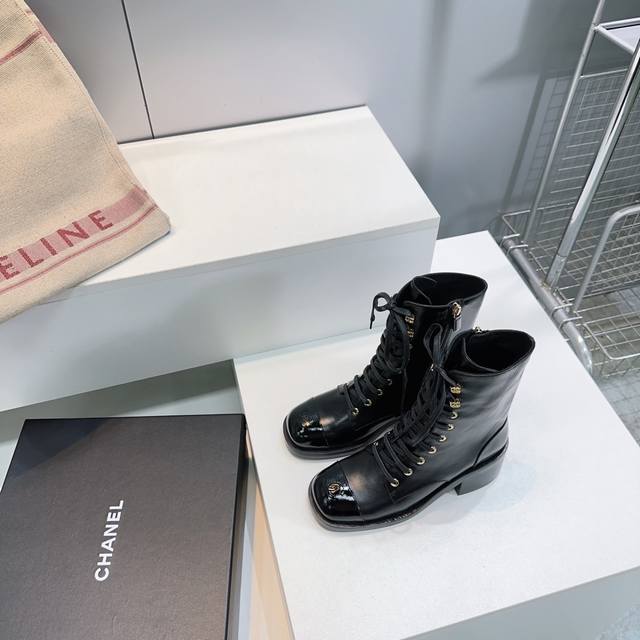 高品质出厂 ！顶级品质Chanel 香奈儿2025Ss秋冬新款小香双C简约系带粗跟短靴马丁靴！ 简约小圆头设计 鞋型非常赞 帅气与舒适度于一体的单品 鞋头双C