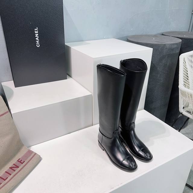 高品质出厂 ！顶级品质Chanel香奈儿25Ss秋冬经典C家小香一脚蹬后拉链骑士靴长靴！ 这款骑士靴真的是帅气时尚的代表，靴头双C电绣Logo 低调不失奢华！简