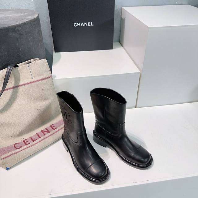 高品质出厂短靴 ！顶级品质Chanel香奈儿25Ss秋冬秀场主推新款C家小香一脚蹬骑士靴短靴长靴！ 这款骑士靴真的是帅气时尚的代表，靴筒口双C电绣Logo 低调