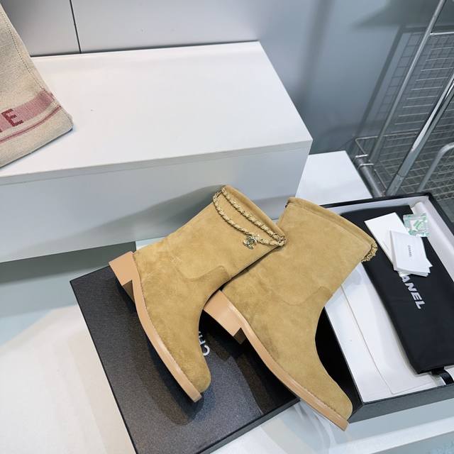 高品质出厂短靴 ！顶级品质欢迎对比！Chanel小香25Ss秋冬新品四叶草双C扣链条牛反绒一脚蹬直筒圆头粗跟短靴、长靴系列！ 标志性的双C元素与幸运的四叶草巧妙
