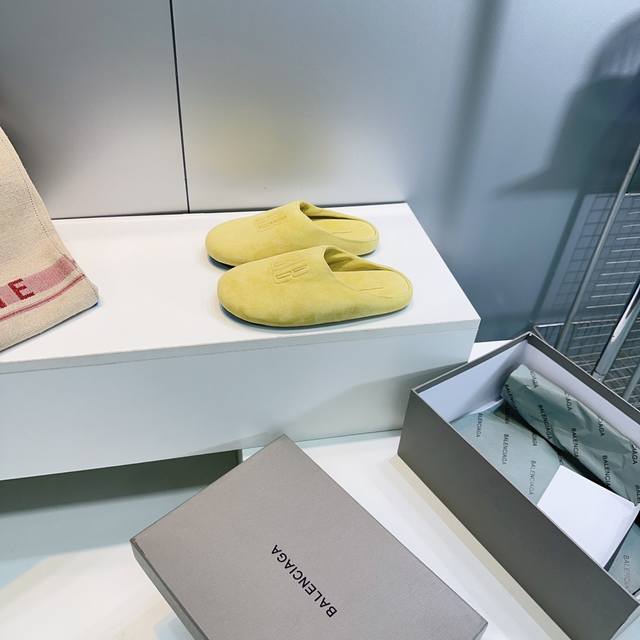 高品质出厂 ！顶级品质Balenciaga巴黎世家25秋冬穆勒脖肯鞋包头半拖泡棉面包鞋！ 时尚达人必备博肯包头半拖、丑萌又可爱！上脚超舒服！ 鞋面采用进口小绵羊