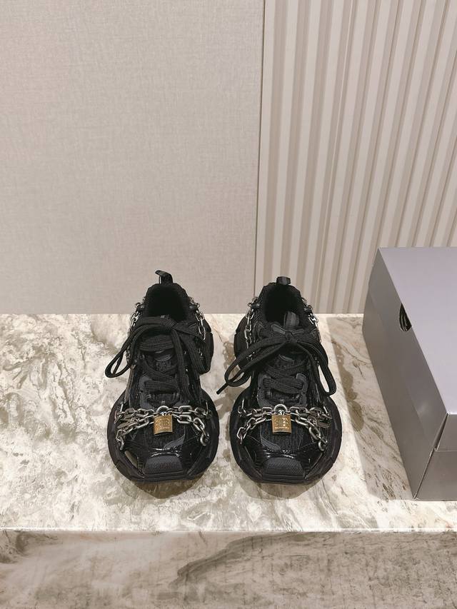莞产 # 225 ／巴黎世家爆闪 3Xl和Urnner锁扣老爹鞋出货 延续潮流跑鞋做旧老爹鞋，鞋身由聚酯纤维、尼龙、 Tpu 和聚氨酯制成，不管是从外观还是舒适