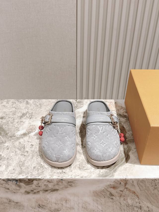 配饰50 顶级品质 225 Louis Vuitton New Arrival～ ｜平底穆勒拖鞋新品 超舒适的Lv穆勒拖拖 简约随性 时髦有范， 慵懒又不乏高级