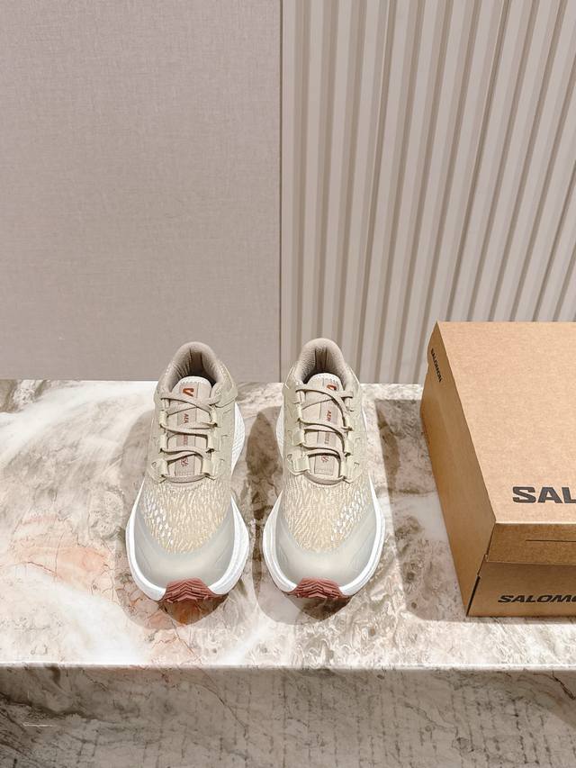 男10 Salomon Xt Whisper 萨洛蒙*Mm6联名款户外 休闲 运动鞋 顶级版本，全新演绎的专注于其空气动力学的外观上，标志性白色与奶油色带来都市