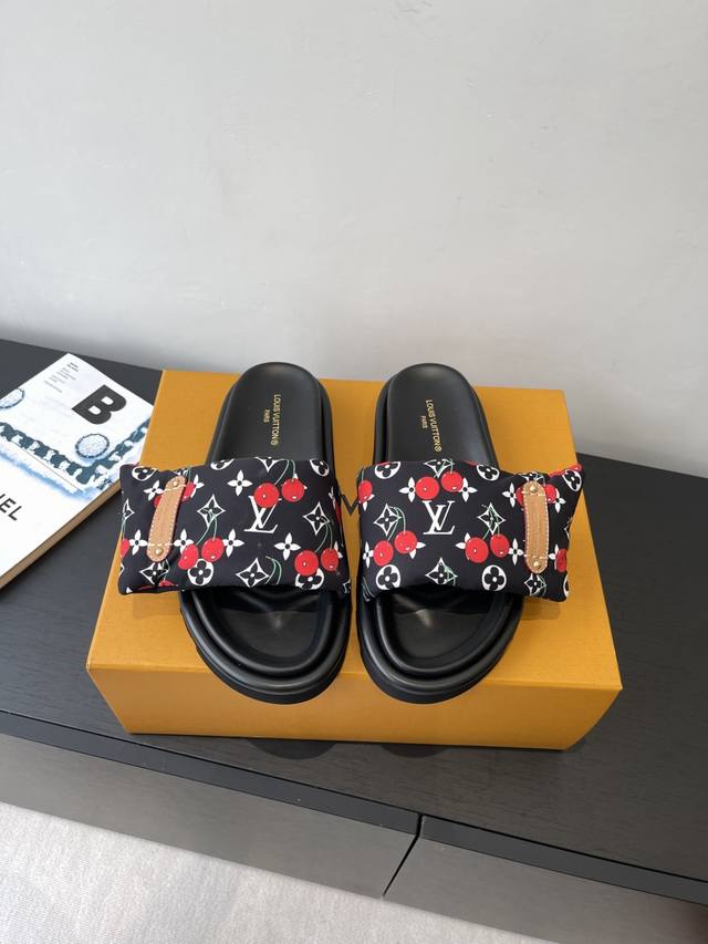 Louis Vuitton 25Ss 樱桃系列 夏季新款凉拖 魔术贴 可调松紧的设计 满满的沙滩风情 原版开模Lv金属 Logo装饰鞋面 定制进口提花布料原版老