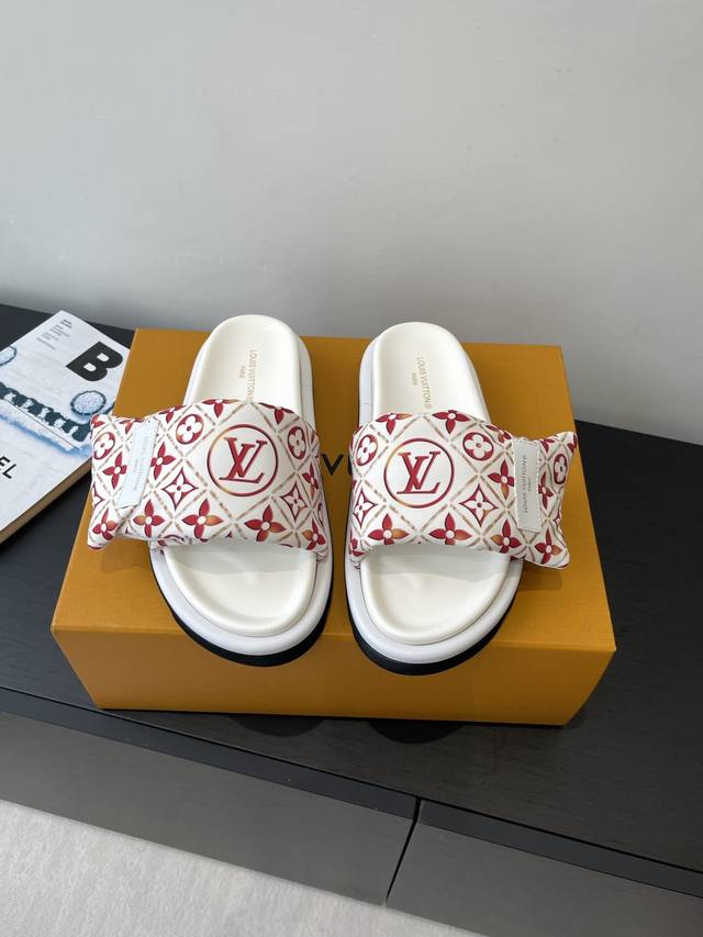 Louis Vuitton 25Ss 夏季新款凉拖 魔术贴 可调松紧的设计 满满的沙滩风情 原版开模Lv金属 Logo装饰鞋面 定制进口提花布料原版老花皮料 水