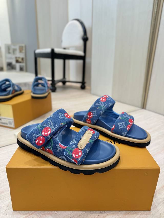 出厂价Pp： 情侣款 Lv驴牌L家 2025爆款 浮雕Logo 压花 凉拖鞋 本款 Pool Pillow Comfort 平底凉拖取材科技织物，以高频压印技术