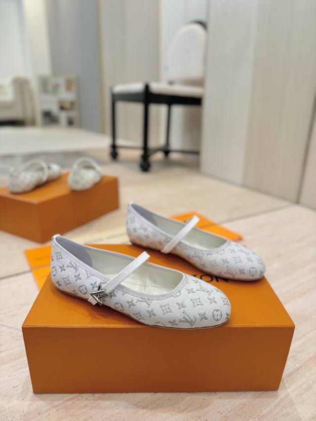顶级版本 Lv 驴家 25 丹宁牛仔太好看了 很少做Lv家的单品 但是这双小猫跟我真的是没法拒绝啊！原版购入 用心开发 鞋跟都是开模定制 老花单宁色搭配的棕色皮