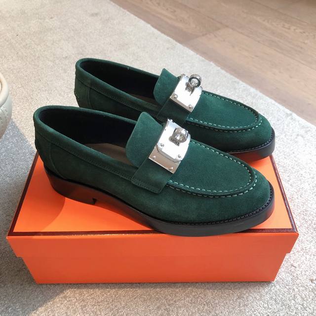 Hermes... A Eclair 新款Kelly+爆款系列 版型超正，有一定厚度增高显腿长！透体透气 舒适的进口牛皮 春夏拼色兼具颜值舒适度的单品！ 渠道货