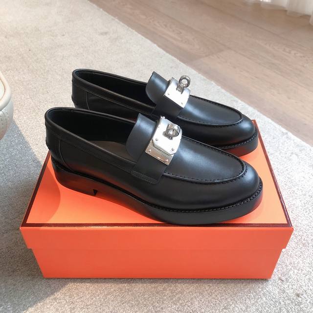 Hermes... A Eclair 2025新款Kelly+爆款系列 版型超正，有一定厚度增高显腿长！透体透气 舒适的进口牛皮 春夏拼色兼具颜值舒适度的单品！