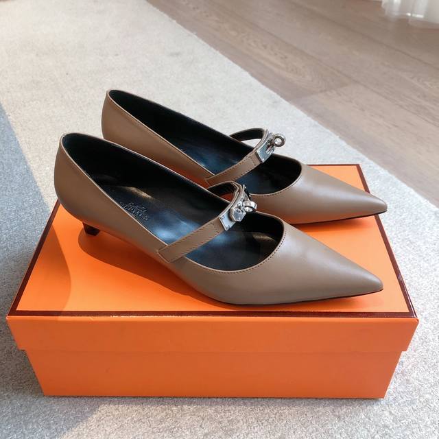Hermes... A Eclair 2025新款Kelly+爆款系列 版型超正，透体透气 舒适的进口牛皮 春夏拼色兼具颜值舒适度的单品！ 渠道货源 跟高4.5