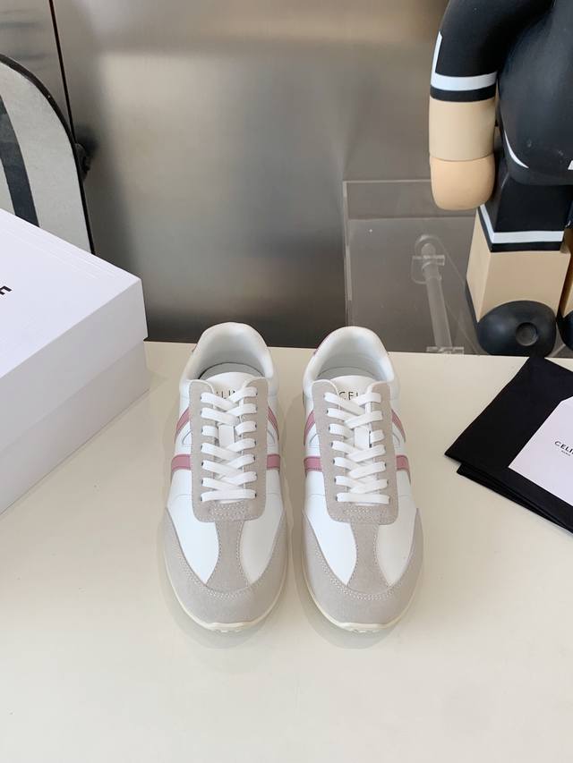 出厂 Celine 25Ss 思琳新款休闲鞋德训运动鞋 充满街头感的一双鞋子，最新大C设计非常赞 这款鞋有它自己独特的设计 皮革鞋面非常好打理，独出心裁，别具一