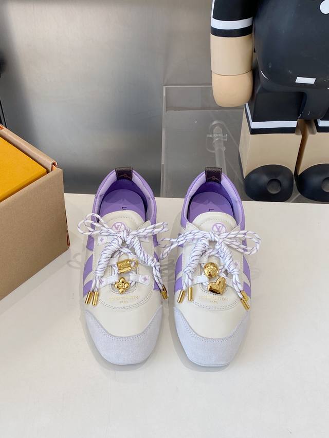 出厂女 男码+70 Louis Vuitton路易威登驴牌春夏Sneakerina系列 芭蕾运动鞋 德训鞋 情侣款 Sneakerina 芭蕾风运动鞋以丝滑绒面
