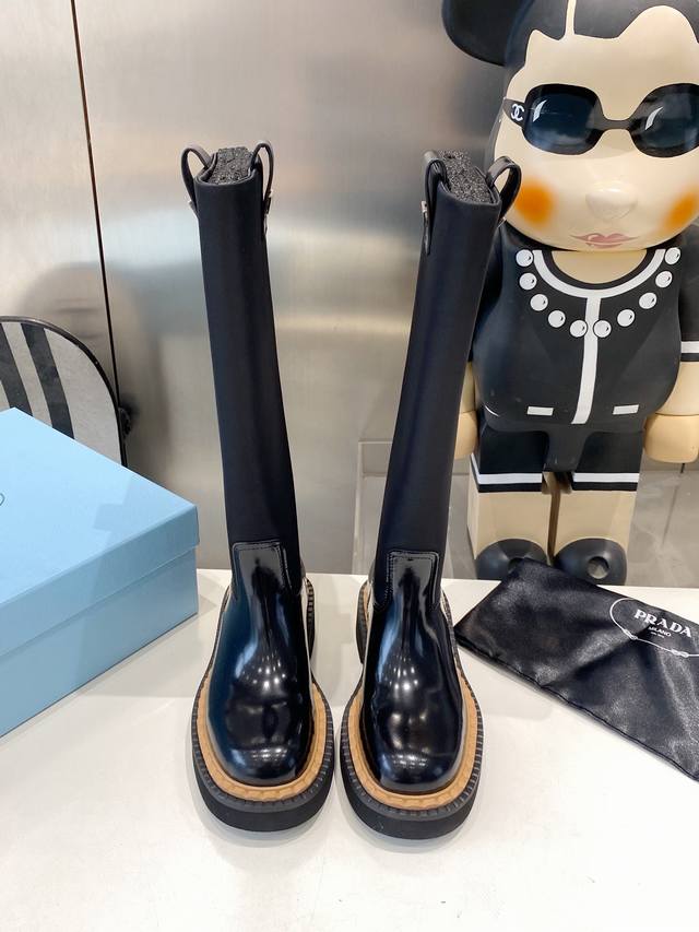 出厂 Prada普拉达经典三角标一脚蹬王炸女靴 冬天买不到的系列，绝对是今年的大爆款！！贼好看！Prada靴子真的很哇塞！上脚大气显腿瘦气质这块刚好拿捏，全系列