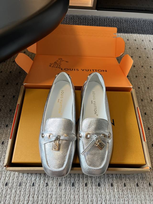 Louis Vuitton 25Ss 平底乐福鞋 豆豆鞋 采用优质牛皮 轻盈舒适的莫卡辛结构搭配手缝鞋面点缀Lv Cicle标识和铭纹鞋带端头。饰蝴蝶 版型设计