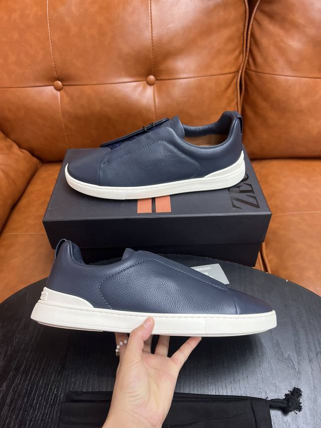 售 价: P 高端品质 商品商标：杰尼* 杰尼亚* 低帮休闲鞋 正码码数: 38-44 可订做45 商品材料：鞋面进口牛皮，牛皮内里，牛皮垫脚，原版大底。 编