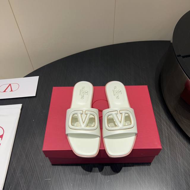 出厂: 独家顶级版本 Valentin*O华伦*天奴25Vs春季专柜最新时装凉鞋系列 方头镂空字母凉拖 华伦天奴女士钟爱简约又难以抗拒系，搭配展现与众不同的穿搭