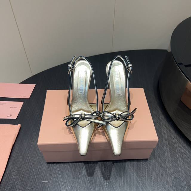 出厂: 独家顶级版本 Miumiu缪缪2025Vs春夏最新走秀爆款单鞋系列 蝴蝶结后空高跟单鞋 Miumiu秋冬T台走秀网红同款＂造梦不夜城＂，Miumiu能在